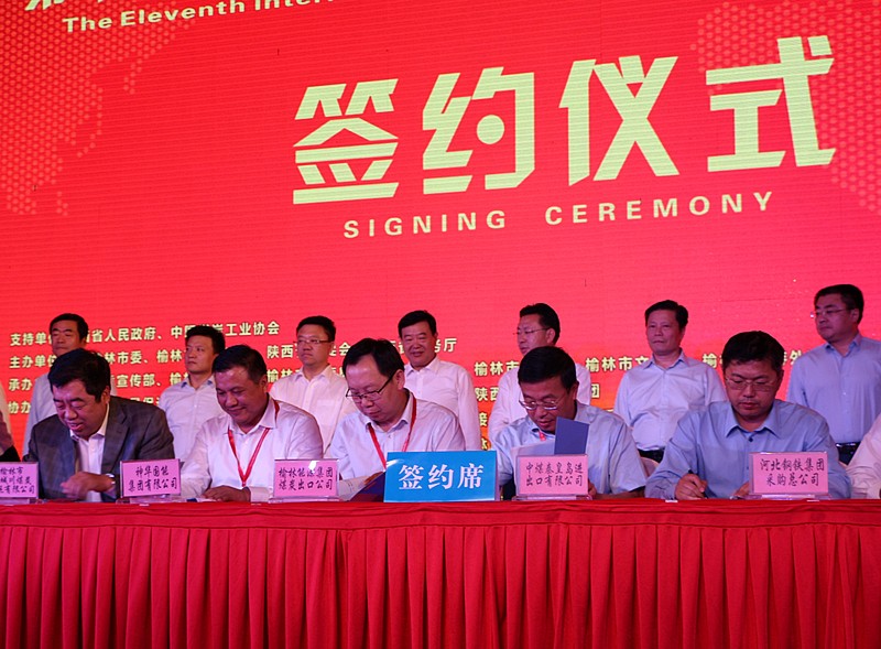 1475141074536807wCYX.jpg 2016.09.25 人民大廈宴會廳 集團(tuán)李大維副總同賀區(qū)長簽約_副本_副本.jpg