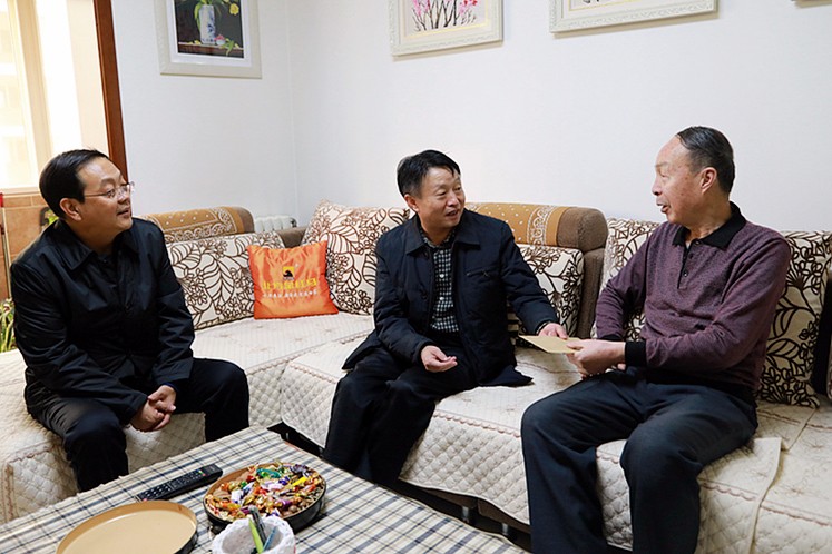 1485316769996377fnQU.jpg 董事長春節(jié)慰問2.jpg