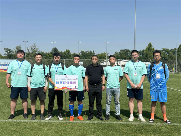 1688006439509675g7lK.jpg 黨委副書記劉青剛與隊(duì)員合影(1M).jpg