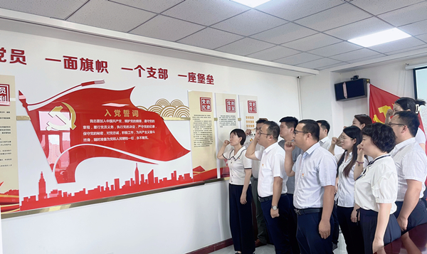 1688109064820932Bgqn.jpg 榆林分公司開(kāi)展黨員集體過(guò)政治生日主題黨日活動(dòng)_副本_副本.jpg