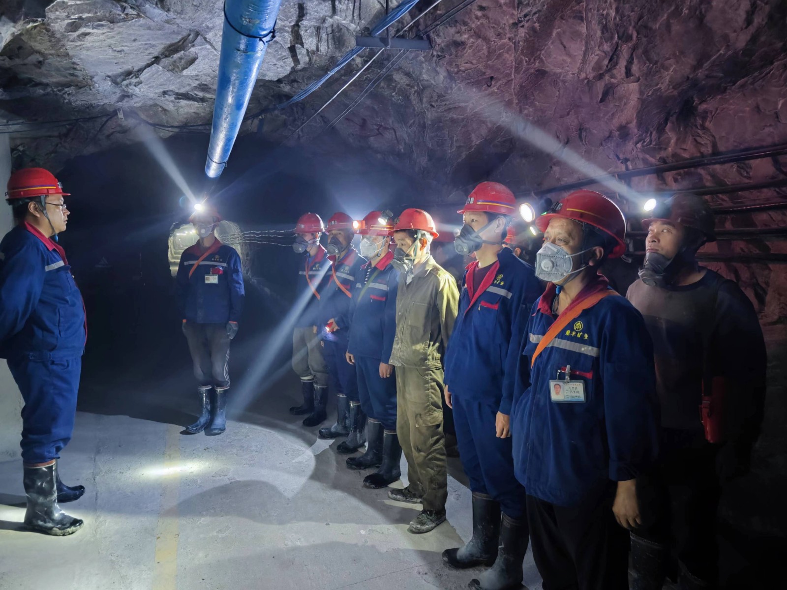 16921525732207360gOb.jpg 鼎豐礦業(yè)公司開展暴雨預(yù)警井下撤離演練.jpg