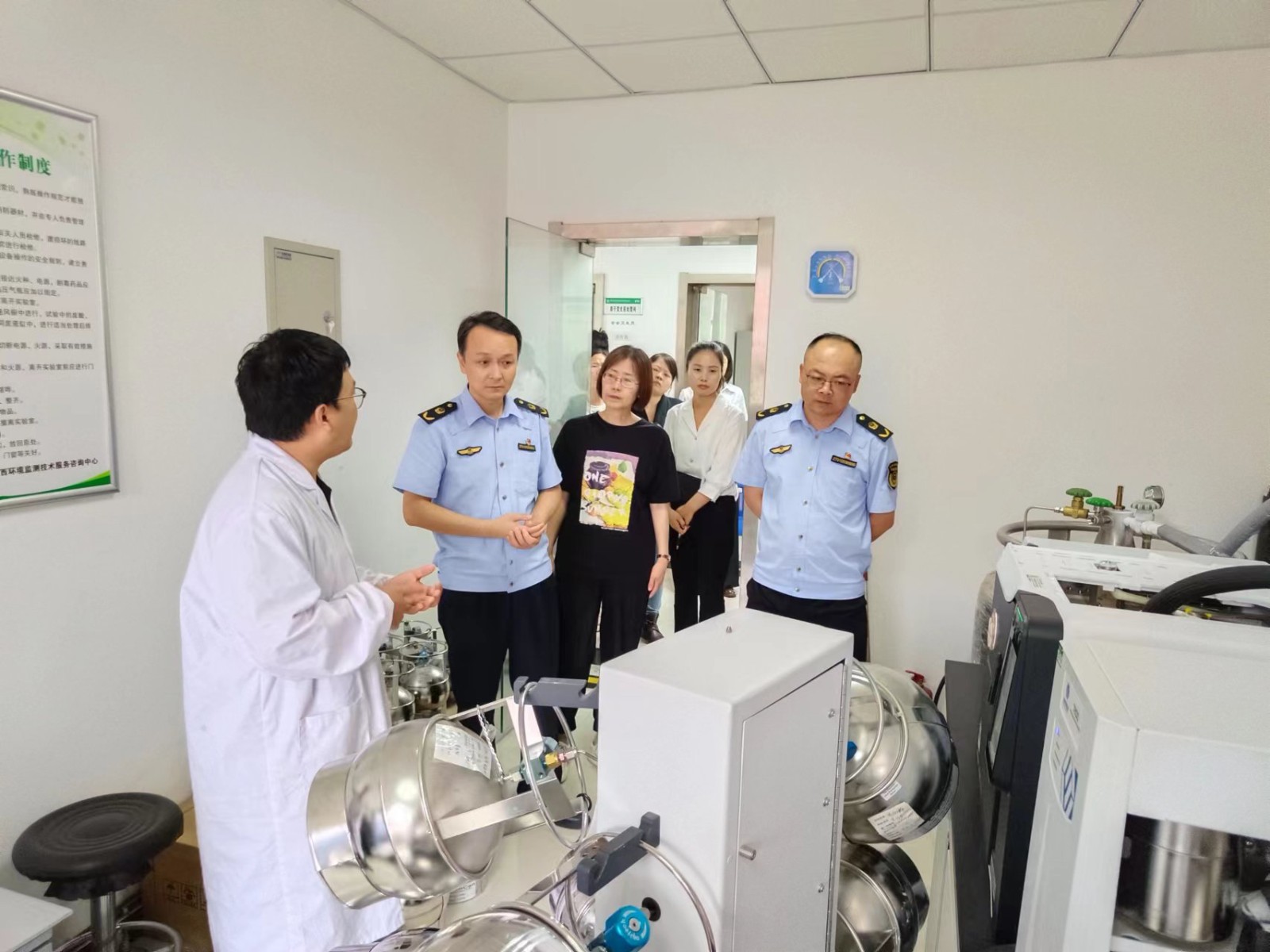 監(jiān)測公司聯(lián)合西安市市場監(jiān)督管理局曲江新區(qū)分局開展實(shí)驗(yàn)室開放日活動(dòng)2.jpg