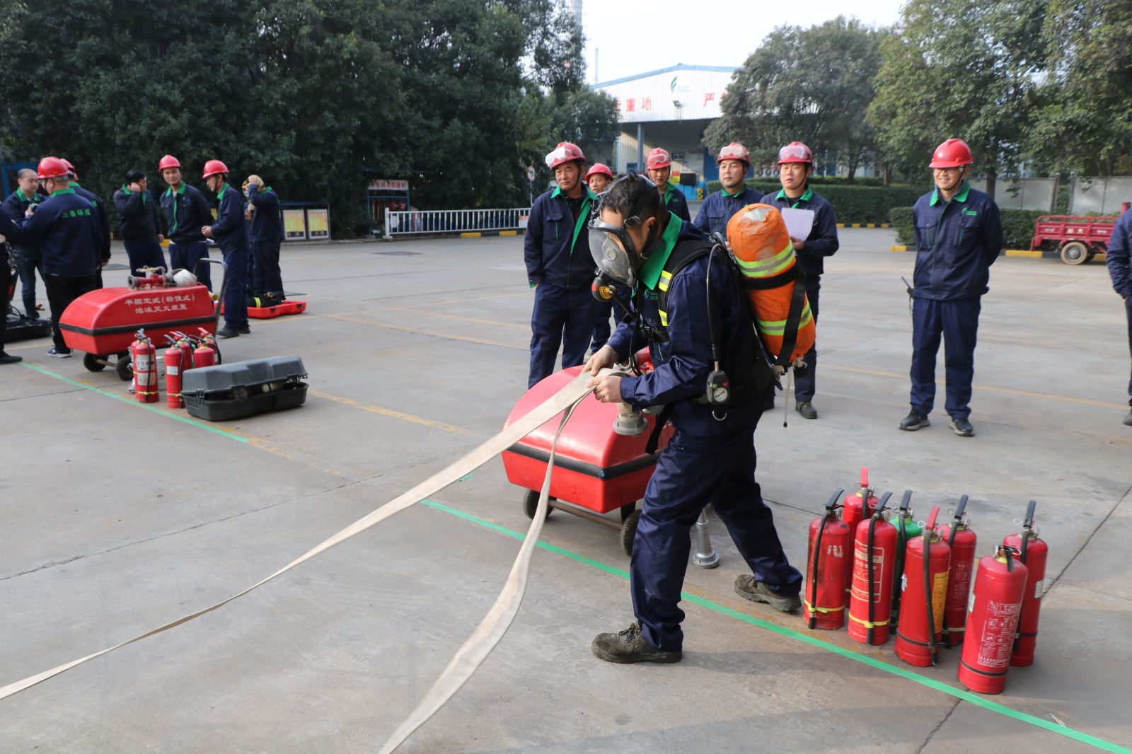 1732515903911584mOqA.jpg 新天地公司工會(huì)開展消防技能比武活動(dòng)2.JPG